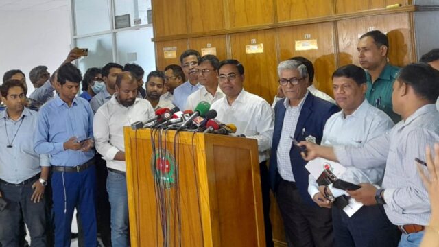 ইভিএম নয় বরং ৩০০টি আসনে ব্যালটের মাধ্যমে ভোট গ্রহণ করা হবে