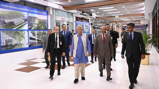 যুক্তরাজ্যের উদ্দেশে ঢাকা ছাড়লেন প্রধান উপদেষ্টা