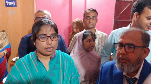 নরসিংদী জেলা প্রশাসন বুদ্ধি প্রতিবন্ধী বিদ্যালয়ের শিশুদের বিভিন্ন জাতের ফলের সাথে পরিচয