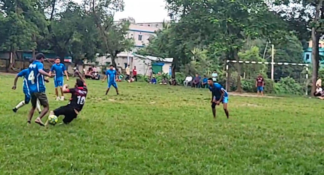 রায়পুরায় অফিসার্স ক্লাব ও প্রেসক্লাবের মধ্যে মাদক বিরোধী প্রীতি ফুটবল ম্যাচ অনুষ্ঠিত 