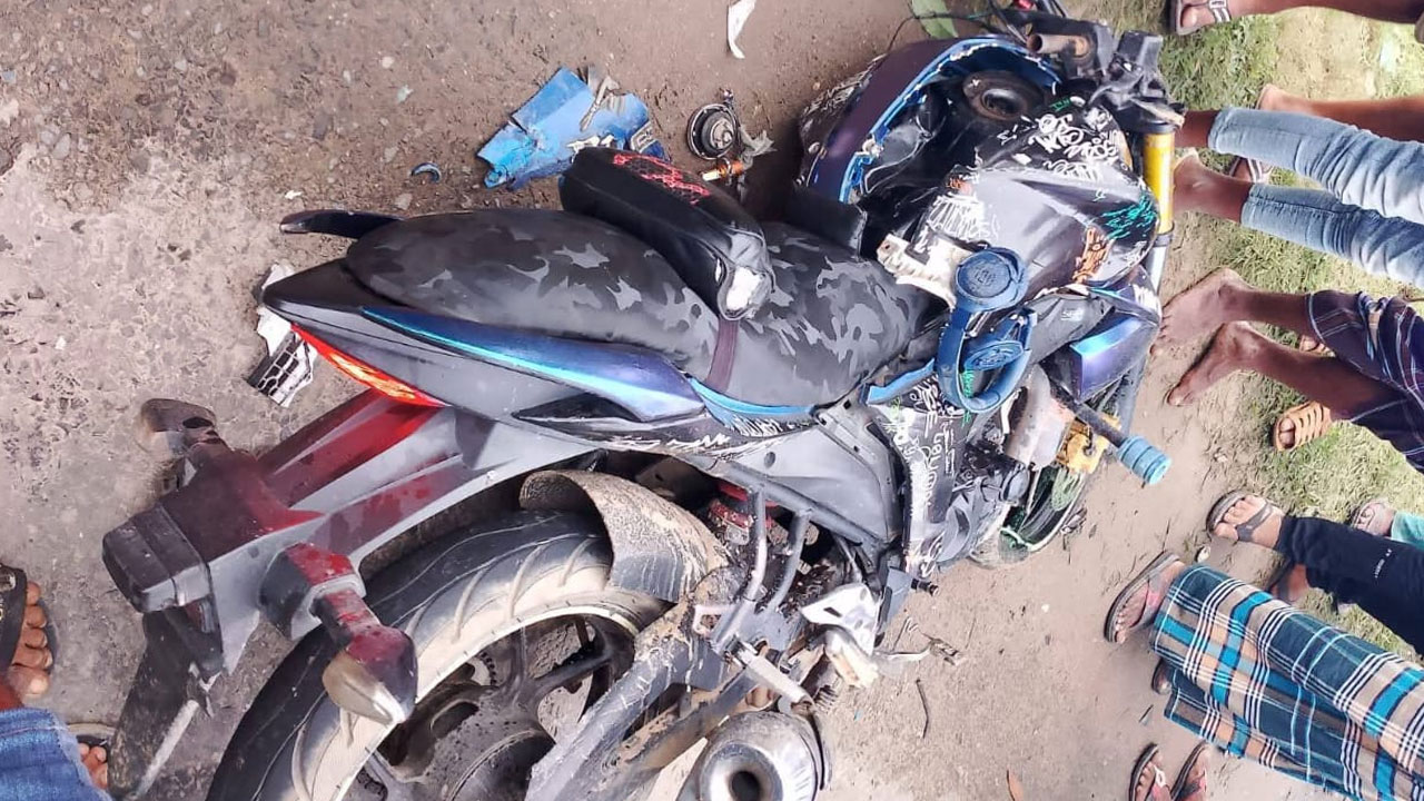 ব্রাহ্মণবাড়িয়ায় মোটরসাইকেল ও সিএনজির ত্রিমুখী সংঘর্ষ ৫ যুবকের প্রাণহানী
