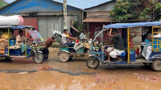 নরসিংদী শহরের সড়কগুলোর বেহাল দশা; ভোগান্তিতে পৌরবাসী