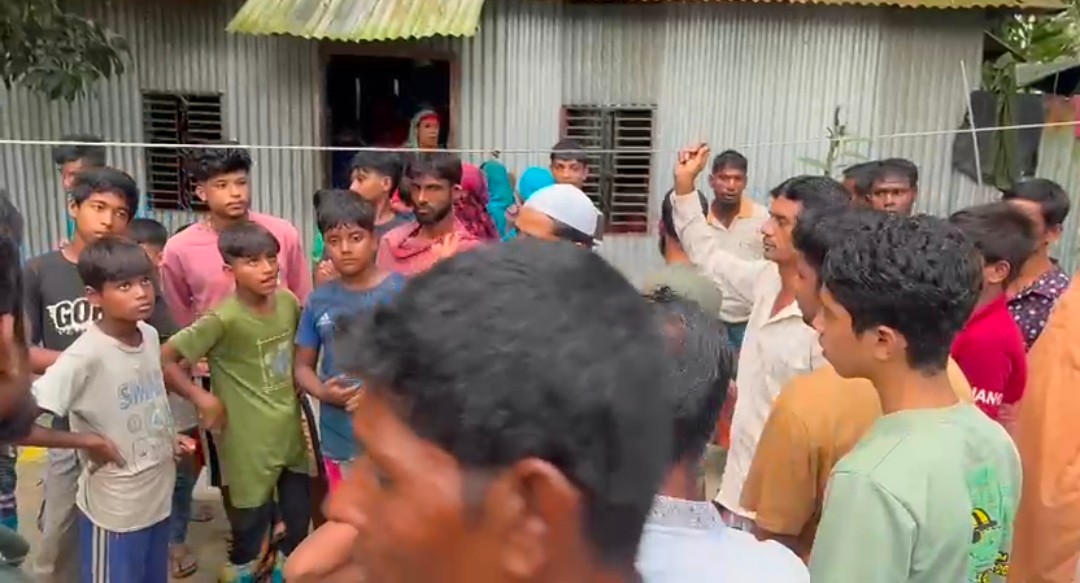 জমিসংক্রান্ত বিরোধের জেরে দিনে-দুপুরে দুই ভাইকে কুপিয়ে হত্যার